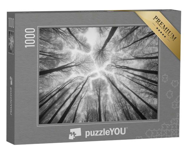 Puzzle 1000 Teile „Abstrakte Fotografie: Bäume ragen in den nebligen Himmel, schwarz-weiß“