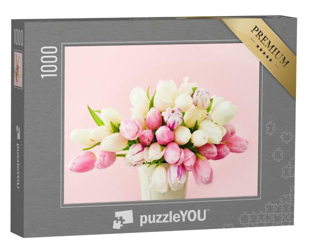 Puzzle 1000 Teile „Blumenbouquet aus rosa und weißen Tulpen in einer Vase auf einem rosa Hintergrund“