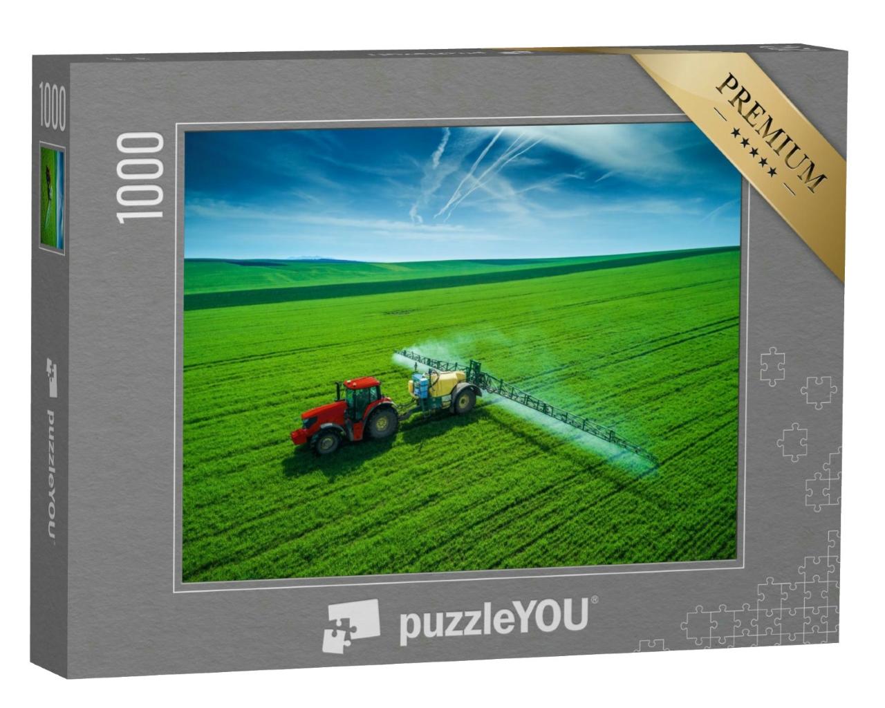 Puzzle 1000 Teile „Luftaufnahme eines Traktors, der auf einem Feld pflügt und sprüht“