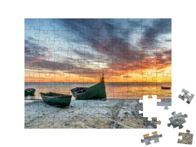 Puzzle 100 Teile „Verankertes Fischerboot am Sandstrand der Ostsee“