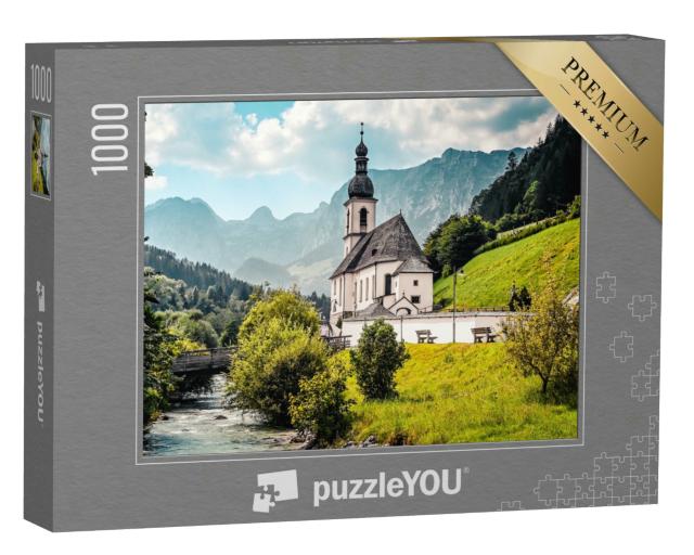 Puzzle 1000 Teile „Landschaft in den Alpen mit der Kirche St. Sebastian an einem Gebirgsfluss“