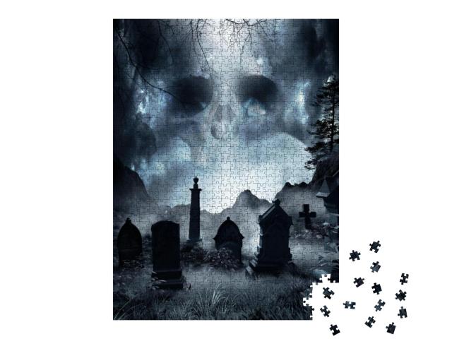 Puzzle 1000 Teile „Nachtszene mit Nebel und Grabsteinen, Totenkopf im Hintergrund“
