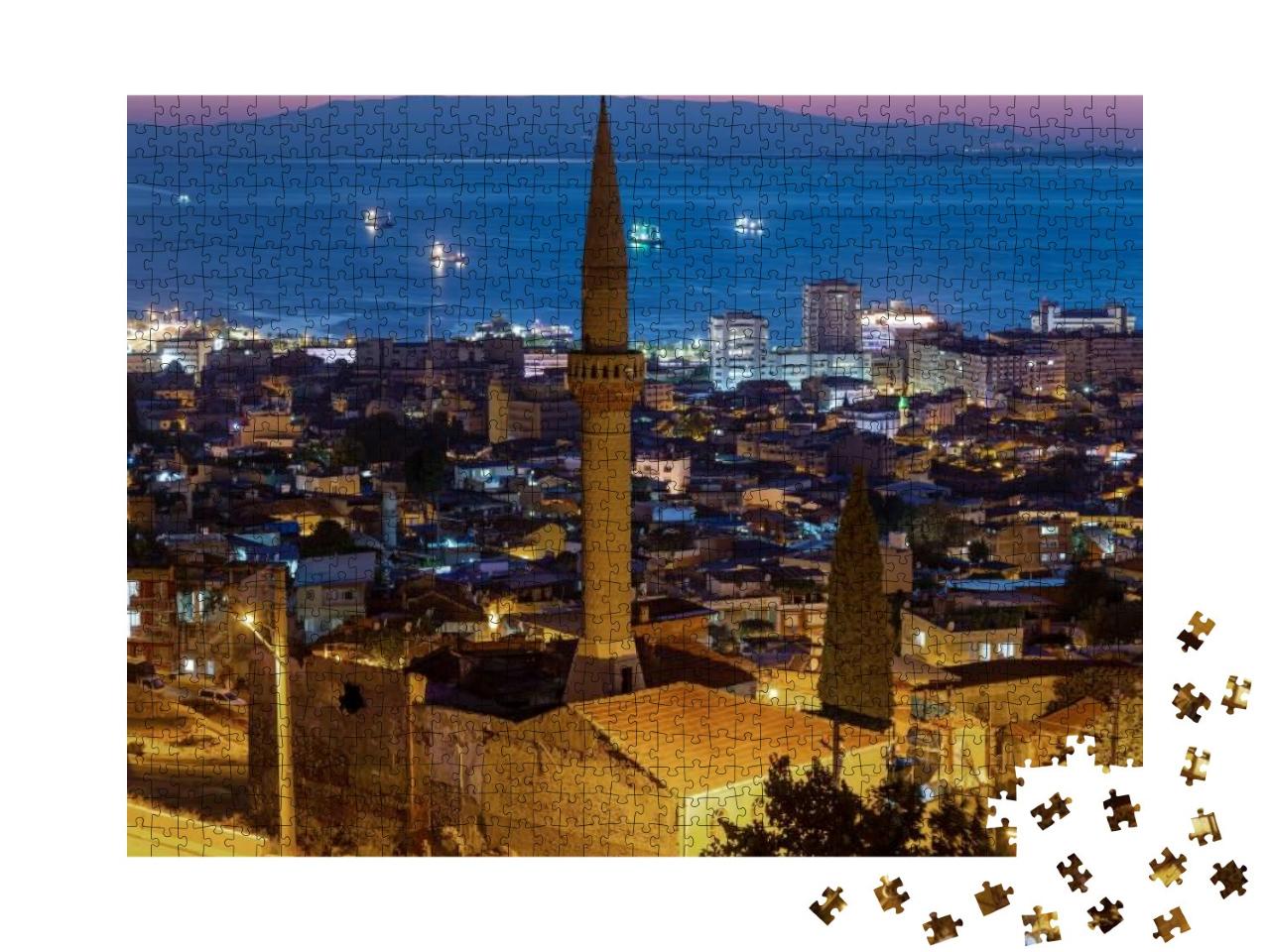Puzzle 1000 Teile „Küste von Izmir bei Nacht mit historischen Gebäuden“