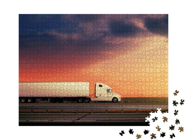 Puzzle 1000 Teile „Weißer Lastwagen auf der Autobahn vor rotem Sonnenuntergangshimmel“