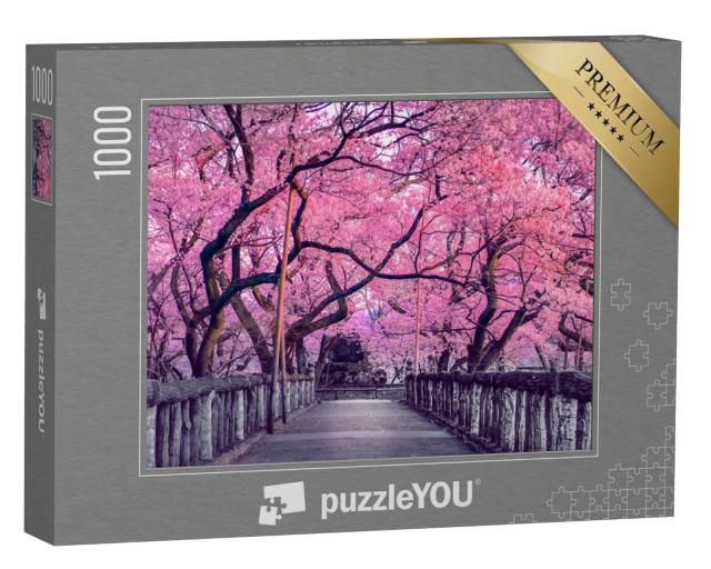 Puzzle 1000 Teile „Wunderschöne Kirschblüte über einer alten Holzbrücke, Japan“