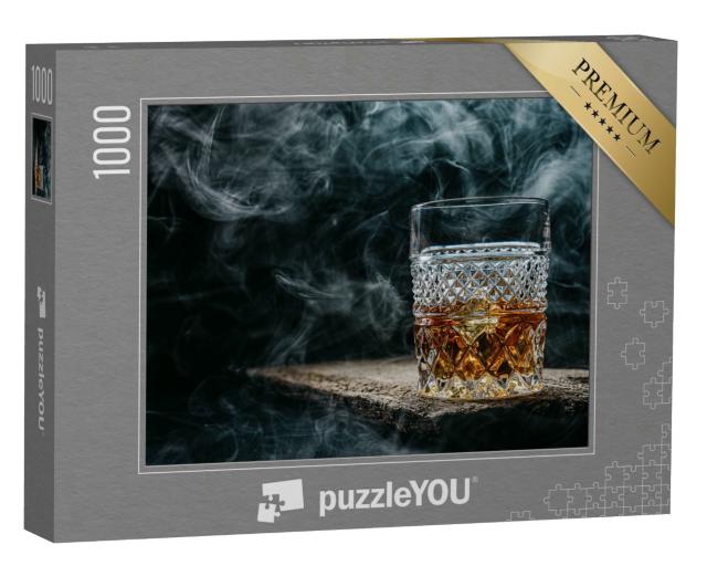 Puzzle 1000 Teile „Ein Glas Whiskey mit Eis auf einem Holztisch, umgeben von Rauch“