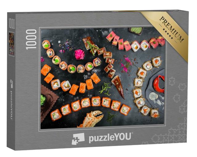 Puzzle 1000 Teile „Sushi-Rollen, Nigiri, eingelegter Ingwer, Wasabi, Sojasauce, Sushi auf einem Tisch“