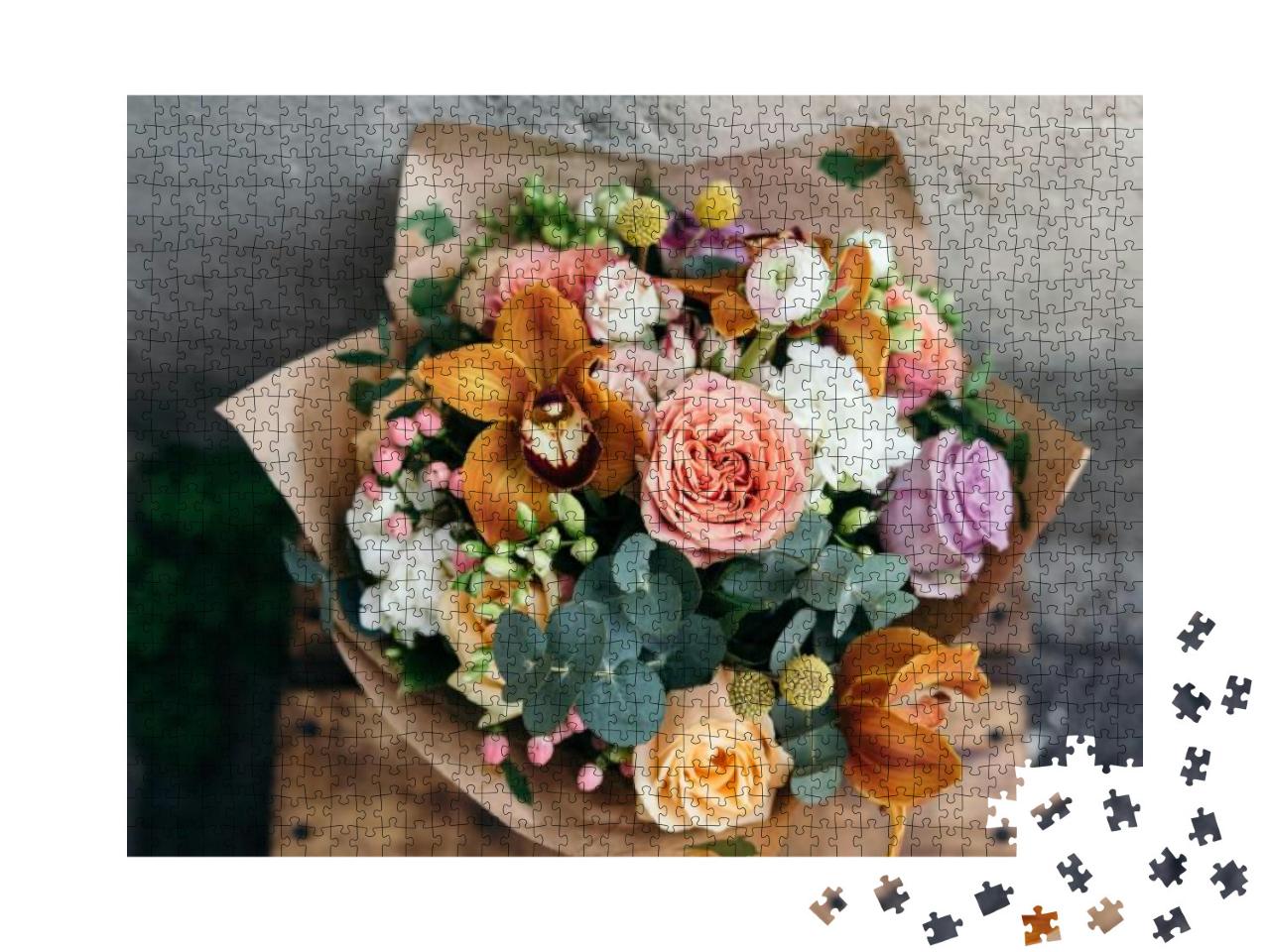 Puzzle 1000 Teile „Frischer Blumenstrauß, dahinter Backsteinmauer“
