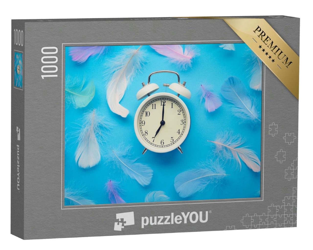 Puzzle 1000 Teile „Weißer Vintage-Wecker auf blauem Hintergrund mit farbigen Federn“