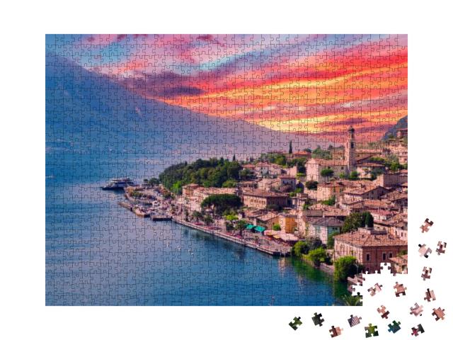 Puzzle 1000 Teile „Limone sul Garda im glühenden Sonnenuntergang, Italien“