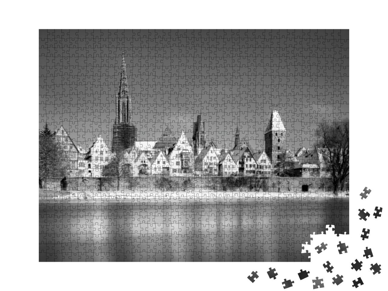 Puzzle 1000 Teile „Blick auf Ulm mit Münster und Donau bei Schnee, Schwarz-Weiß“