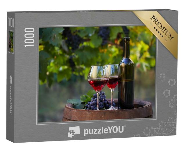 Puzzle 1000 Teile „Zwei Gläser Rotwein und Flasche im Weinberg, Weinblätter, Holzfass“