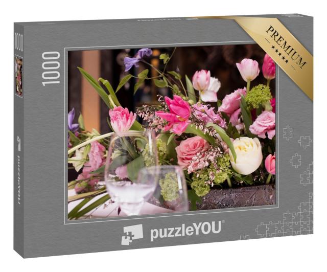 Puzzle 1000 Teile „Gesteck aus rosafarbenen Blumen mit Blättern auf dem Tisch“