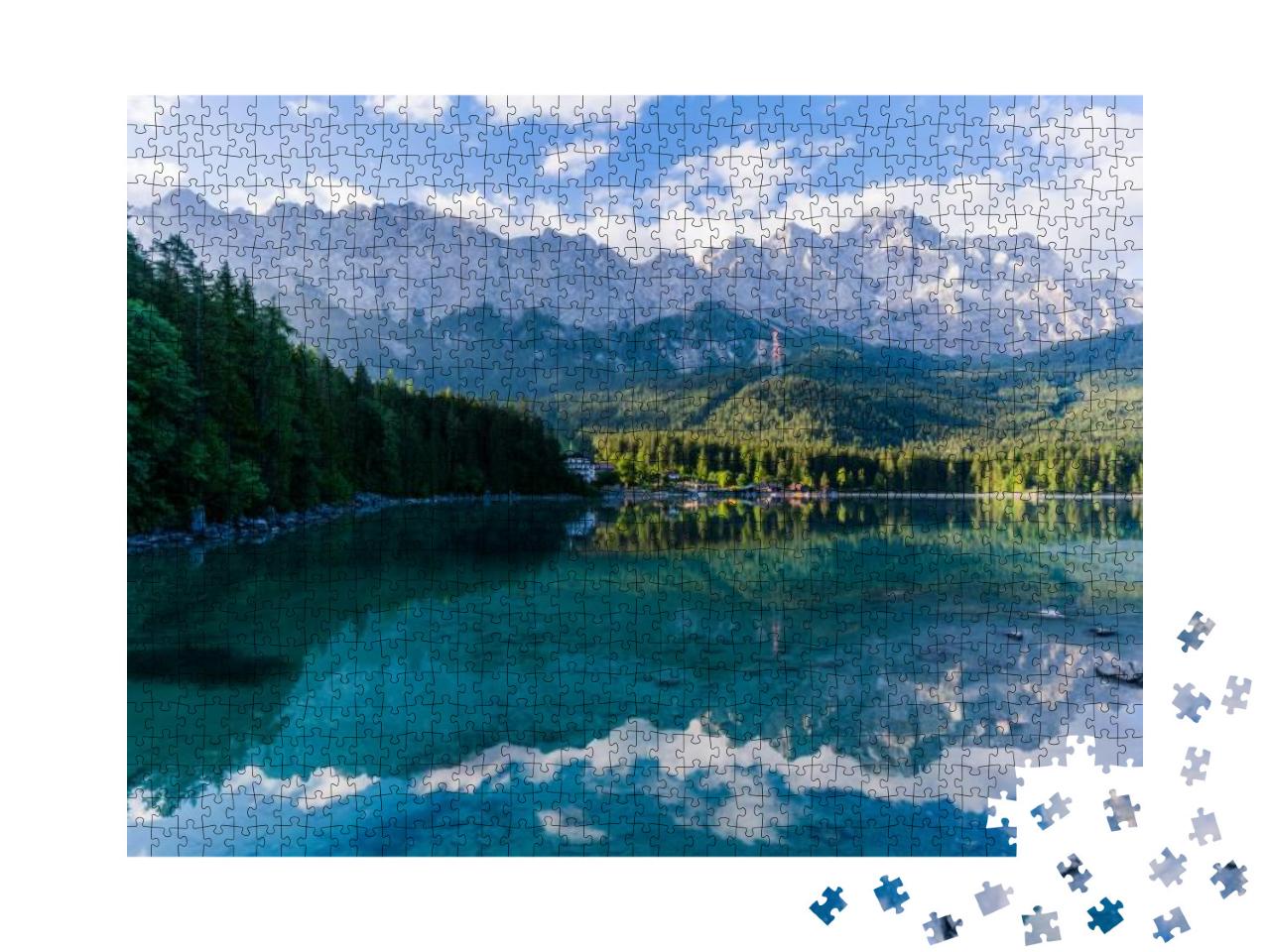 Puzzle 1000 Teile „Schöner und bewölkter Sommer-Sonnenaufgang am Eibsee in den deutschen Alpen“
