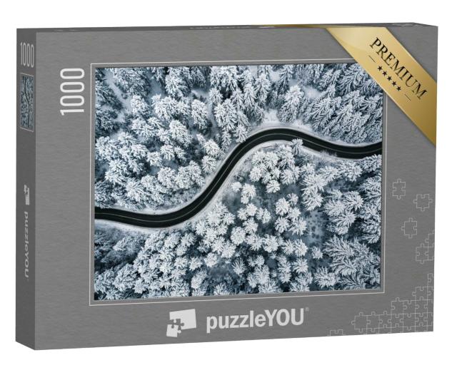 Puzzle 1000 Teile „Vogelperspektive: Kurvenreiche Straße im schneebedeckten Wald“