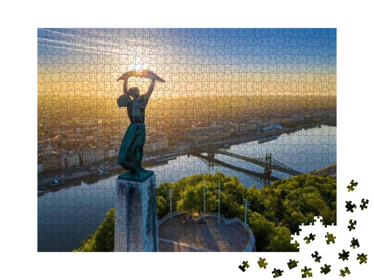 Puzzle 1000 Teile „Ungarische Freiheitsstatue und Freiheitsbrücke im Sonnenaufgang“