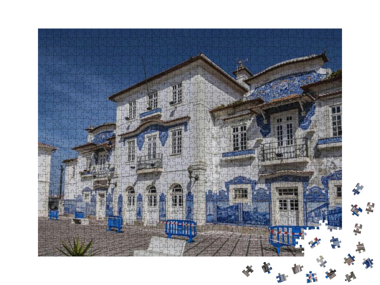 Puzzle 1000 Teile „Mit Azulejos-Fliesen verzierter alter Bahnhof von Aveiro, Portugal“