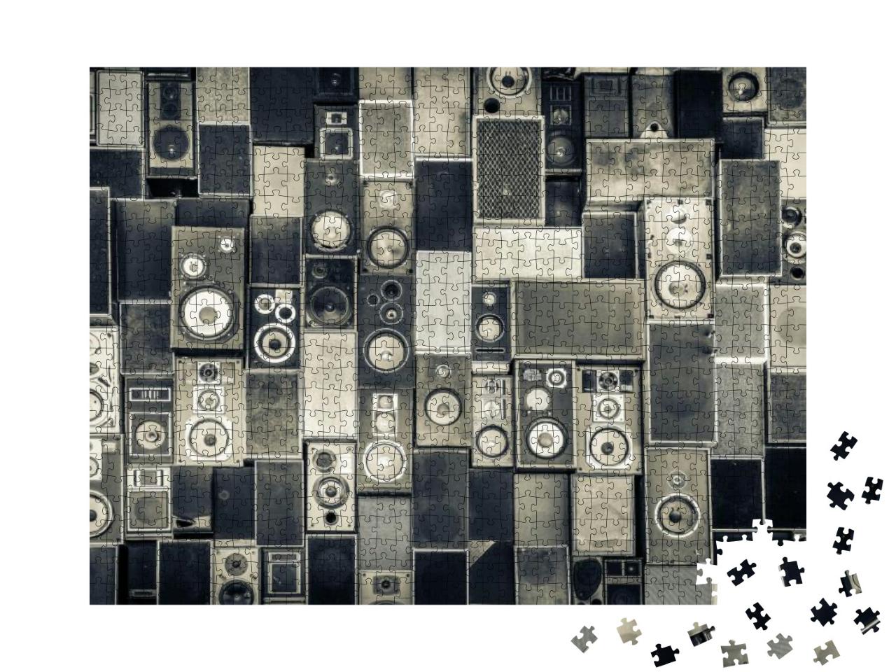 Puzzle 1000 Teile „An der Wand hängende Musiklautsprecher im monochromen Vintage-Stil“