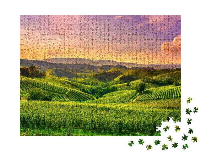 Puzzle 1000 Teile „Sonnenuntergangspanorama der Langhe-Weinberge, Castiglione Falletto und La Morra“