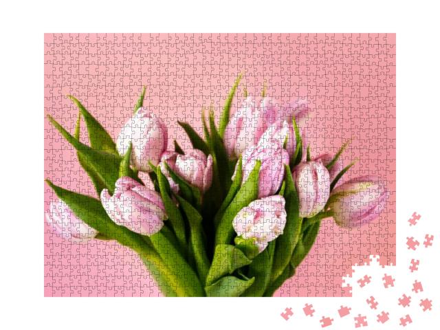 Puzzle 1000 Teile „Nahaufnahme eines Straußes, rosa Tulpen vor einem rosa Hintergrund, Muttertag“