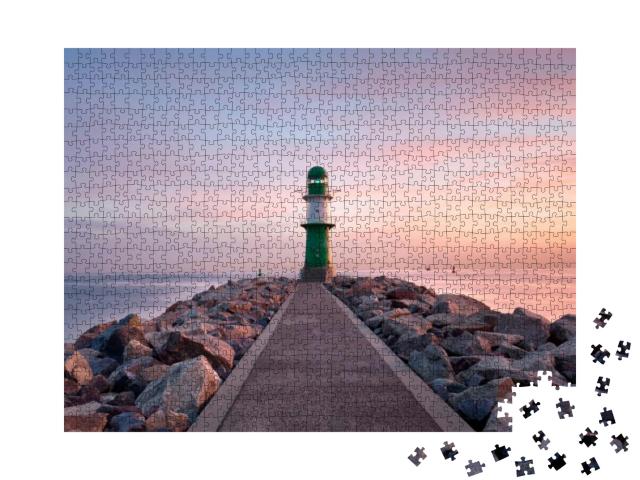 Puzzle 1000 Teile „Leuchtturm von Warnemünde bei Sonnenuntergang, Ostsee“