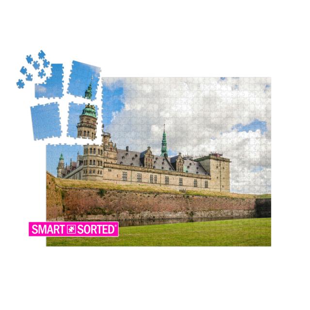 SMART SORTED® | Puzzle 1000 Teile „Panoramablick auf die Ziegelmauer um Schloss Kronborg in Helsingor“