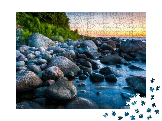 Puzzle 1000 Teile „Steiniger Strand mit Küstenwald bei Sonnenuntergang, Ostsee, Jasmund, Rügen“