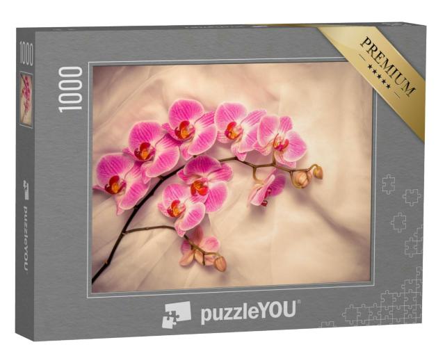 Puzzle 1000 Teile „Der Zweig der lila Orchidee auf weißem Stoff“