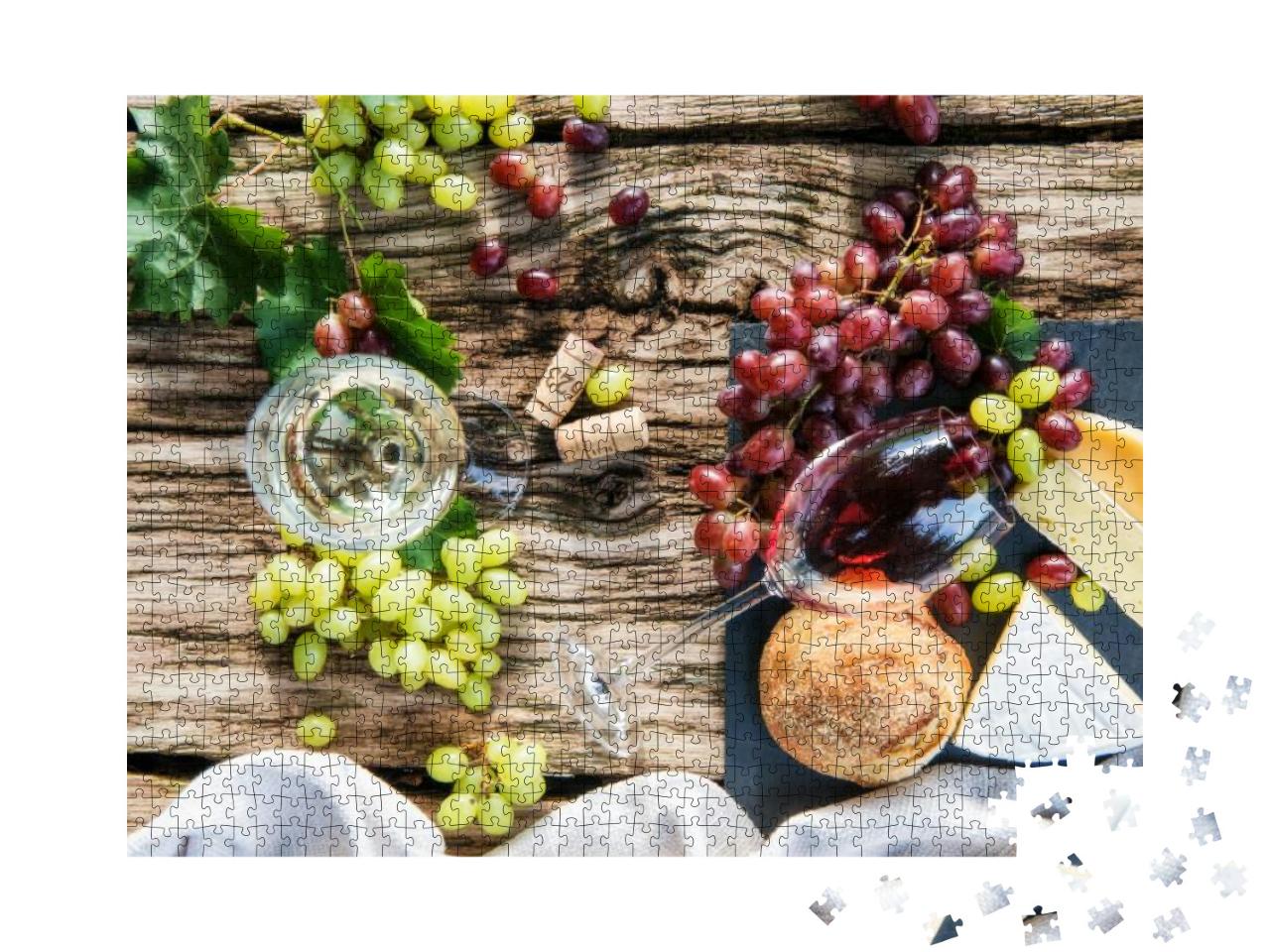 Puzzle 1000 Teile „Draufsicht auf ein Weinpicknick, umgekipptes Glas Rotwein, Käse und Trauben“