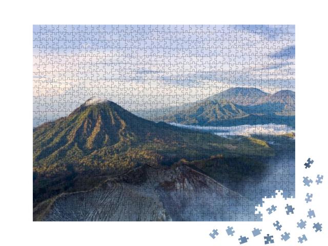 Puzzle 1000 Teile „Atemberaubende Luftaufnahme Bergkette bei Sonnenaufgang, Ost-Java, Indonesien“