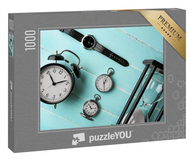 Puzzle 1000 Teile „Verschiedene Uhren auf einem hellblauen Tisch, Taschenuhr, Sanduhr, Wecker“