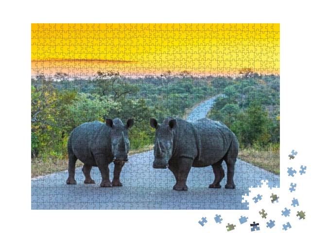 Puzzle 1000 Teile „Zwei Nashörner auf einer Straße bei Sonnenuntergang, Kruger Nationalpark, Südafrika“