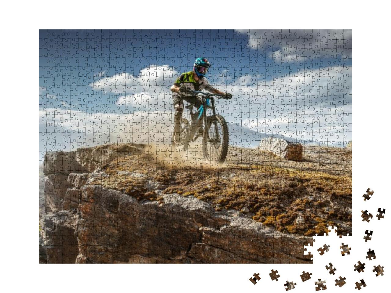 Puzzle 1000 Teile „Mountainbiker über dem Abhang“
