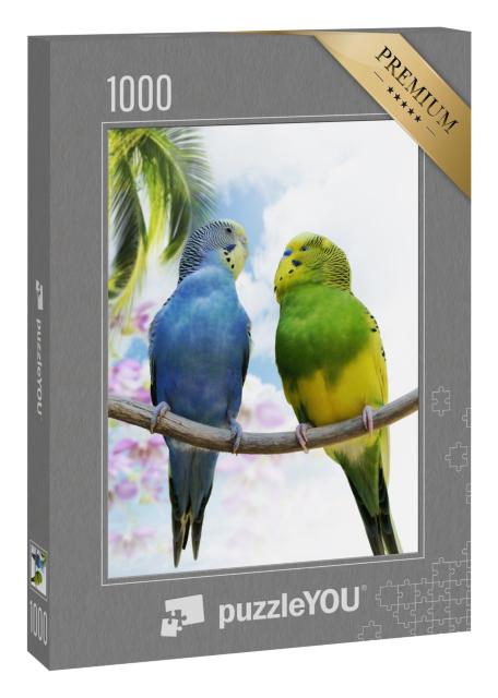 Puzzle 1000 Teile „Zwei Wellensittiche auf einem Zweig, im Hintergrund ist eine Palme zu sehen“
