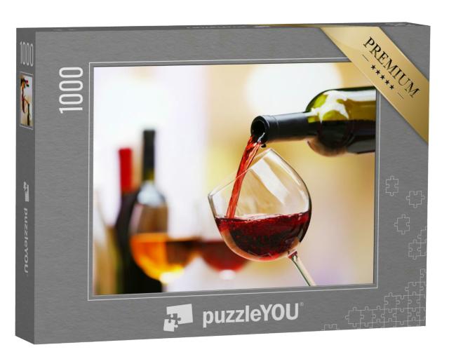 Puzzle 1000 Teile „Rotwein fließt in ein Weinglas, Nahaufnahme, unscharfer Hintergrund“