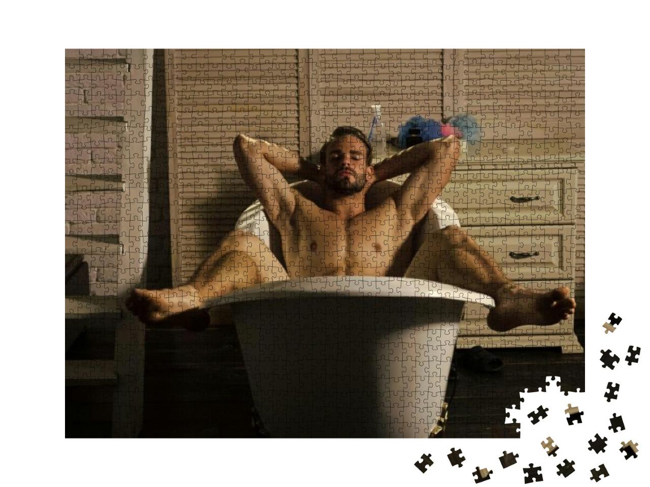 Puzzle 1000 Teile „Sexy: Entspannter Mann in der Badewanne“