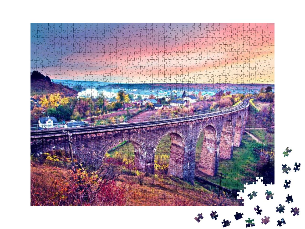 Puzzle 1000 Teile „Herbstlandschaft mit Viadukt und Eisenbahnstrecke bei Sonnenuntergang, Ukraine“