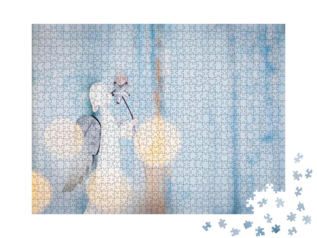 Puzzle 1000 Teile „Weißer Engel: Weihnachtsdekoration auf blauem Hintergrund mit Lichtern“