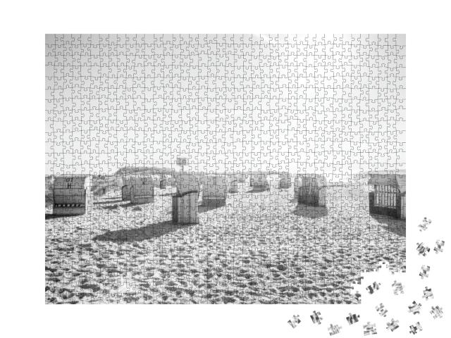 Puzzle 1000 Teile „Aufnahme in Schwarz-Weiß: Strandkörbe am Ostseestrand im Sonnenlicht“