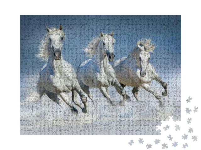 Puzzle 1000 Teile „Gruppe von schönen arabischen Pferden läuft Galopp durch Schnee“