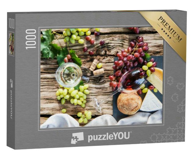 Puzzle 1000 Teile „Draufsicht auf ein Weinpicknick, umgekipptes Glas Rotwein, Käse und Trauben“