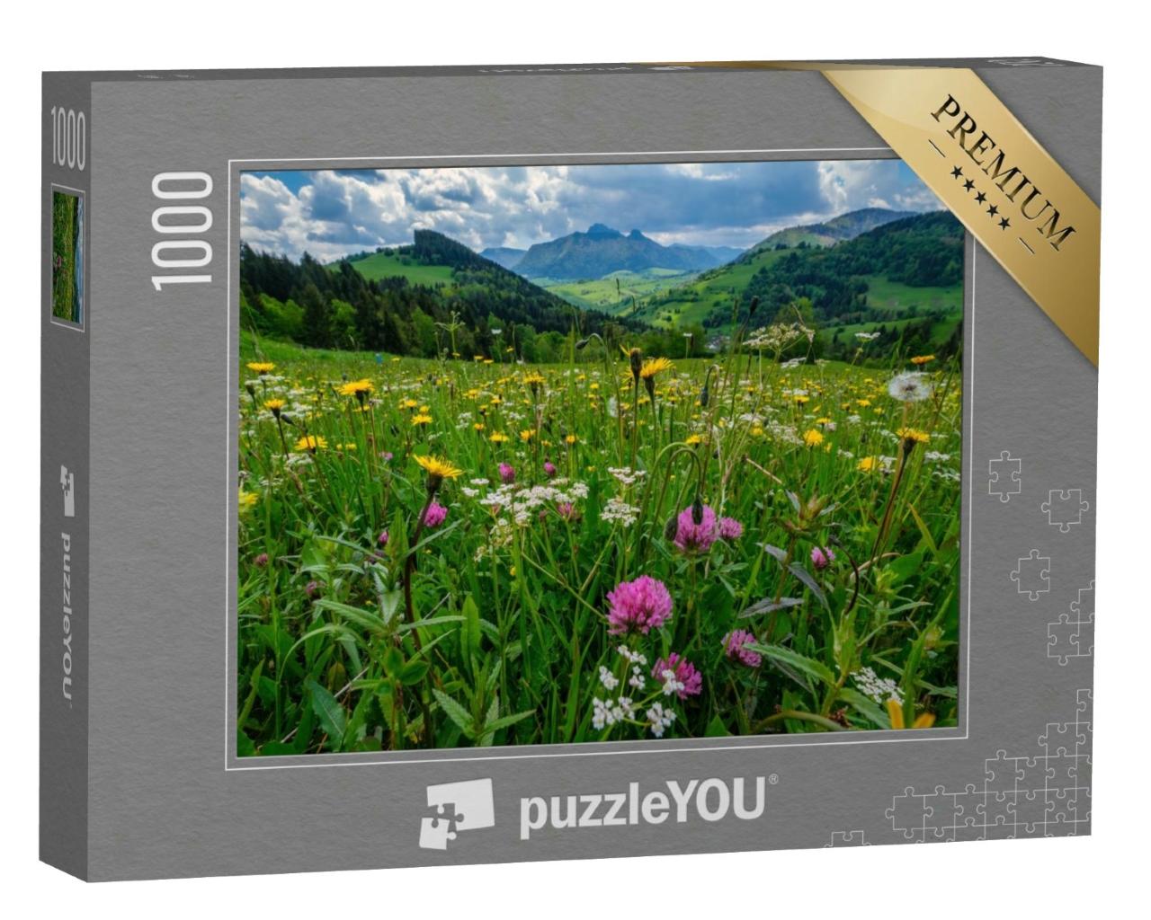 Puzzle 1000 Teile „Eine Wiese voller schöner Bergblumen vor dem Hintergrund der Mala Fatra“