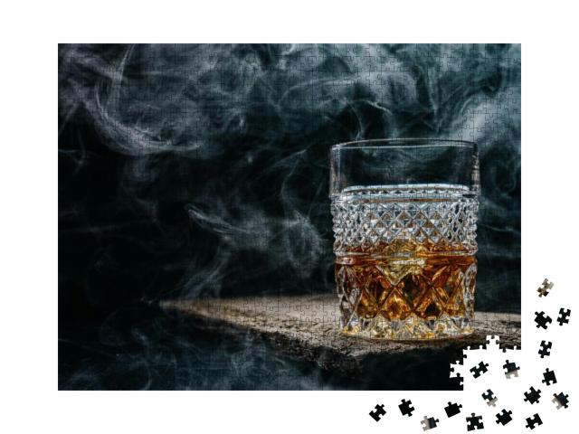Puzzle 1000 Teile „Ein Glas Whiskey mit Eis auf einem Holztisch, umgeben von Rauch“