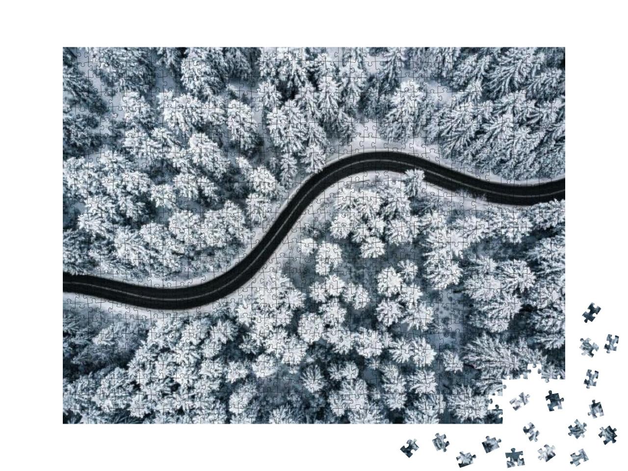 Puzzle 1000 Teile „Vogelperspektive: Kurvenreiche Straße im schneebedeckten Wald“