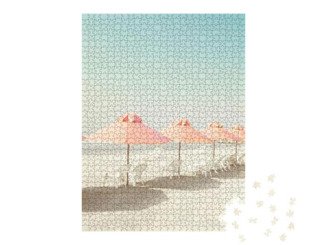 Puzzle 1000 Teile „Sommerlicher Strand im Vintage-Stil mit pastellfarbenen Sonnenschirmen“