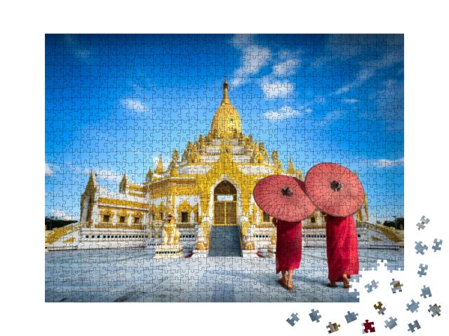 Puzzle 1000 Teile „Mönche mit roten Regenschirmen vor der Swe Taw Myat Pagode, Yangon, Myanmar“