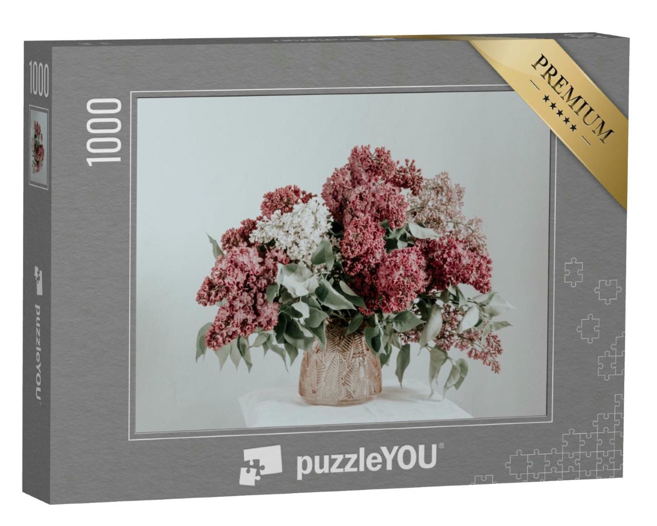 Puzzle 1000 Teile „Blumenstrauß mit Flieder in einer rosa Glasvase“