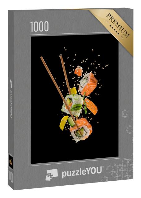 Puzzle 1000 Teile „Fliegende Sushi-Stücke zwischen Stäbchen, auf schwarzem Hintergrund“