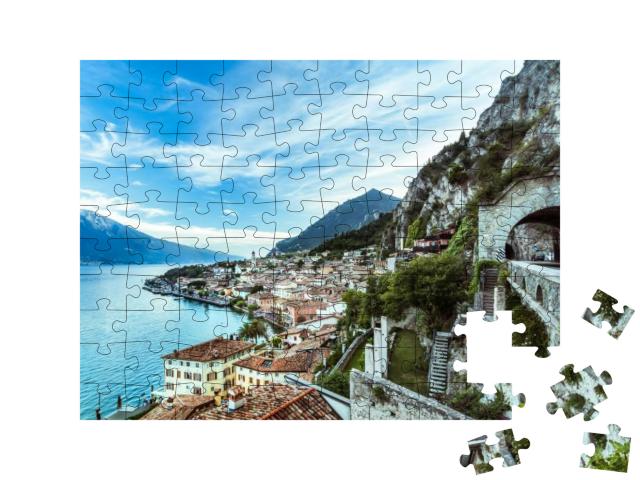 Puzzle 100 Teile „Wunderschönes Panorama von Limone sul Garda am Gardasee“