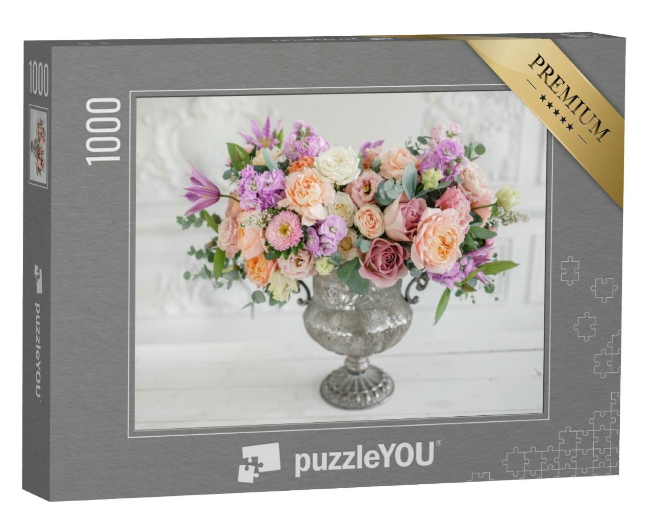 Puzzle 1000 Teile „Bouquet von verschiedenen Blumen mit Metallvase“